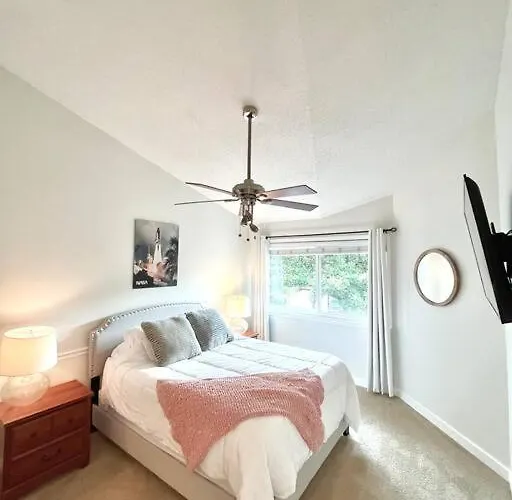 Modern Rocket City Condo -- 3 Min To Mid-City